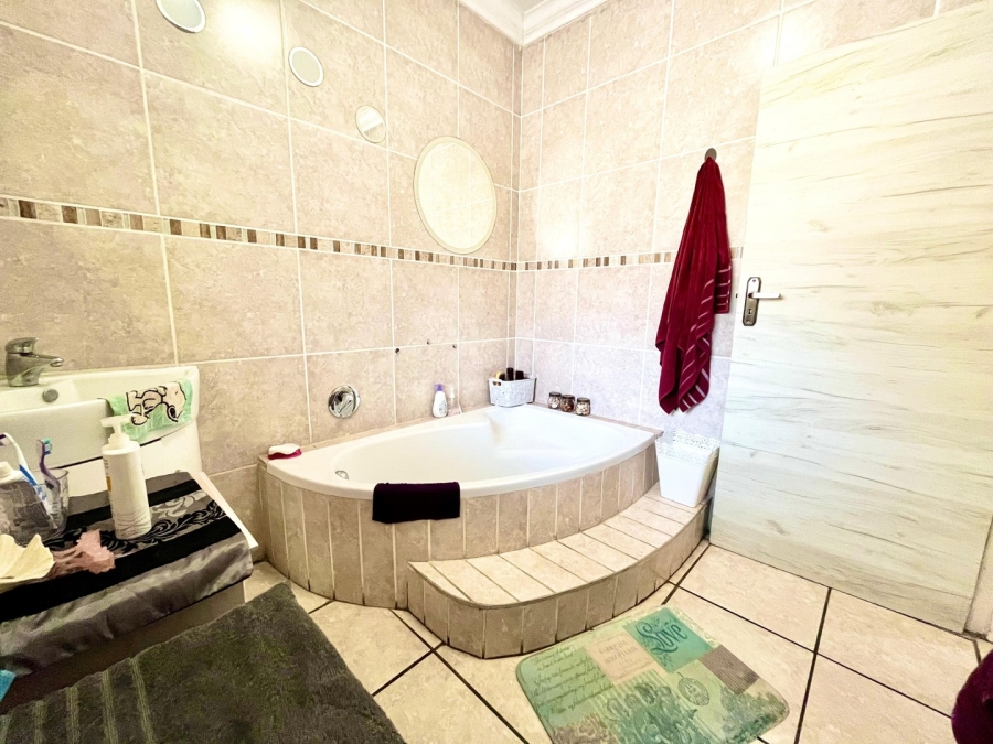 4 Bedroom Property for Sale in Safari Gardens North West